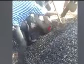 عمال يكافحون لإنقاذ زميلهم بعد دفنه حيا في كينيا.. فيديو
