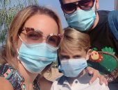 المدرسة في زمن الكورونا.. ريهام عبد الغفور مع ابنها بالكمامة فى أول يوم دراسة