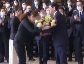 شينزو آبى يغادر مقر الحكومة اليابانية للمرة الأخيرة وسط تصفيق الحضور.. فيديو