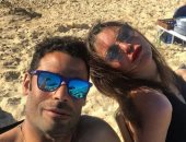 لقاء الخميسى تودع الصيف بصورة على البحر مع زوجها عبد المنصف