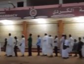 أطول طابور في السودان لتجمع مواطنين أمام مخبز لشراء الخبز.. فيديو