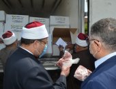 وزير الأوقاف ومحافظ البحر الأحمر يشهدان توزيع لحوم صكوك الأضاحى