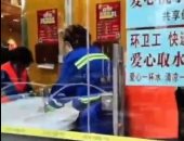 مطعم صينى يبنى غرفة لغسل أيدى عمال النظافة والتوصيل للوقاية من كورونا.. فيديو