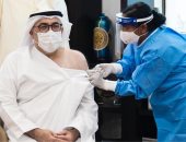 وزير الصحة الإماراتى يتلقى الجرعة الأولى من لقاح كورونا.. صور