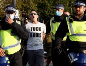 صور.. شرطة لندن تفرق وتحتجز متظاهرين يحتجون على إجراءات العزل العام