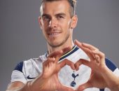 جاريث بيل يضع شعار توتنهام داخل "قلب" في أول صورة له بعد انضمامه للدوري الإنجليزي