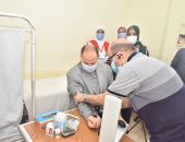 محافظ أسيوط يخضع للكشف الطبى وقياس الضغط والسكر بمبادرة 100 مليون صحة