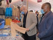 محافظ بنى سويف يتفقد معرض "كلنا واحد" استعداداً للعام الدراسى الجديد