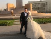 عروسان يحتفلان بزفافهما فى ميدان التحرير ويلتقطان صورا تذكارية.. فيديو