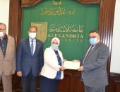 القائم بأعمال رئيس جامعة الإسكندرية يكرم فريق القوافل الطبية