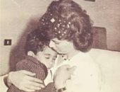 أخو هيثم أحمد زكى يكشف عن صورة نادرة للراحل مع والدته هالة فؤاد