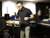 فيديو.. محمد شاشو أول عازف على الهواء بدون لمس الآلة الموسيقية