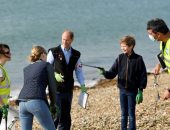 أسرة الأمير إدوارد يشاركونه في تنظيف شواطئ بريطانيا.. صور