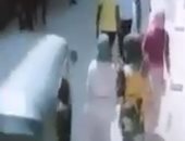 الأمن يحقق فى واقعة دفع شاب لفتاة بقدمه من داخل توك توك بسوهاج.. فيديو