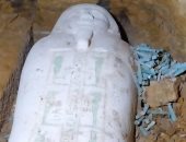 العثور على تابوت حجرى وتماثيل من الأوشابتى بمنطقة آثار الغريفة بالمنيا.. صور