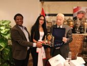 مرتضى منصور يستقبل وفدا من نادى سيمبا التنزانى "صور"