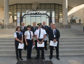 "مصر للطيران" تكرم طاقم رحلة لندن لتعاملهم الاحترافى مع حالة ولادة سيدة يمنية