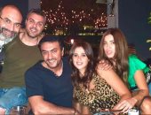 أحمد العوضي وياسمين عبد العزيز وأصدقاؤهما في أحدث ظهور على ضفاف النيل