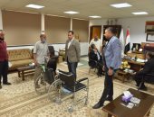 فيديو وصور.. جامعة أسيوط تسلم كرسى متحرك لطالبة بكلية الآداب من ذوى الإعاقة الحركية