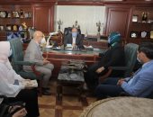 محافظ بني سويف يبحث مع رئيس قطاع الرعاية الأساسية تعظيم دور "100 صحة"