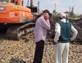 حملة لإزالة التعديات على تحويلة ادكو القديمة بالبحيرة لمواجهة السيول.. صور