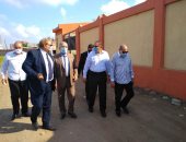 محافظ الشرقية يتابع توصيل مياه الشرب والصرف بمدرسة فاقوس الرسمية للغات