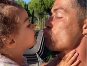 جورجينا رودريجيز توثق لقطة لطيفة تجمع كريستيانو رونالدو وطفلته.. فيديو وصور
