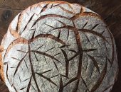 خباز ماهر يكشف طريقة تشكيل الخبز بنقوش فنية رائعة خلال إعداده.. فيديو