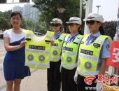 مدينة صينية تطلق سترات عاكسة جديدة لأفراد الشرطة مزودة بـ"مراوح" للتبريد