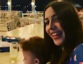 جنات تحمل ابنتها وتغنى لـ عبد الحليم حافظ على العود.. فيديو