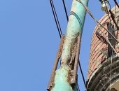 مواطن يستغيث بالكهرباء بسبب عامود إنارة متهالك ينذر بكارثة بكفر الزيات