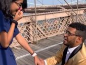 الحلو ميكملش.. موقف طريف أثناء تقدم شاب لخطبة صديقته على جسر بنيويورك.. فيديو