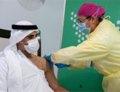 خالد بن زايد يتلقى الجرعة الأولى للقاح كورونا دعما للبرنامج الوطنى