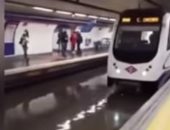 الأمطار تغرق عربات مترو الأنفاق وقبضان القطارات فى مدريد.. فيديو