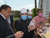 وزير الأوقاف ومحافظ البحيرة يشهدان توزيع 4 أطنان من لحوم صكوك الأضاحى.. صور
