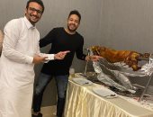 محمد حماقى يجتمع مع أصدقائه على وليمة قبل حفله فى السعودية "صور"