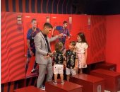 سواريز يوجه رسالة لجماهير برشلونة ويودع غرفة ملابس الفريق مع أبنائه.. فيديو