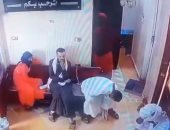 "موت الغفلة" يداهم رجلا داخل عيادة طبيب خلال اصطحاب زوجته المريضة.. فيديو