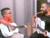 تامر حسنى يستجيب لطفل من أبطال الهمم ويهديه كرسى متحرك وجيتار