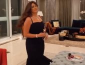 ياسمين عبد العزيز فى كامل أناقتها بفستان أسود ومنى زكى تغازلها "فيديو وصور"