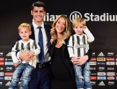 موراتا يحتفل بعودته إلى يوفنتوس بصورة مع زوجته وأولاده: "دائما معا"