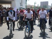 وزير الشباب ومحافظ أسيوط يتقدمان ماراثون الدراجات الهوائية.. صور وفيديو