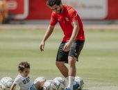 "وصلة لعب" تجمع محمد محمود ونجل أيمن أشرف فى مران الأهلى