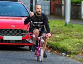 بريطانى يسافر 200 ميل على دراجة طفلته الصغيرة فى 6 أيام لجمع التبرعات
