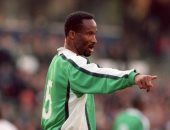 الكاف يحتفل بعيد ميلاد نجم نيجيريا أوكيشوكو بذكريات تتويجه بكأس أفريقيا 94