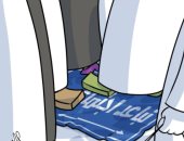 كاريكاتير صحيفة سعودية.. التباعد الاجتماعى أصبح تحت الأحذية