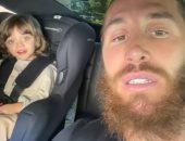جولة عائلية بالسيارة يقودها راموس وطفله بعد فوز الملكي على ريال بيتيس.. فيديو وصور