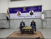 وزير الرياضة ومحافظ سوهاج يديران جلسة حوارية مع 120 شابًا.. فيديو وصور