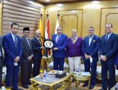 رئيس جامعة بنى سويف يستقبل وفد السفارة الإندونيسية بالقاهرة لبحث التعاون المشترك