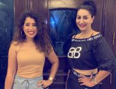 الأختين الحلوين.. أيتن عامر فى صورة جديدة مع شقيقتها وفاء: "الأخت الكبيرة"